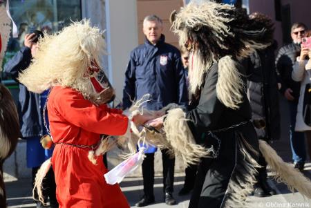 Kamnik so obiskali koranti iz Zamušanov pri Ptuju in v mestno jedro privabili nepregledno množico, željno ogleda tradicionalne pustne šege (40)